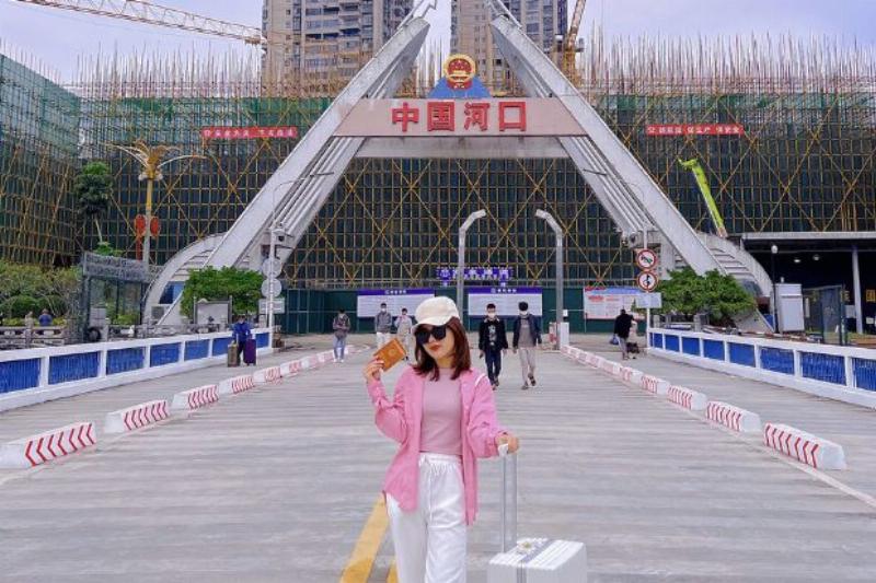 Khung cảnh Nhà thờ đá Sapa về đêm, lung linh ánh đèn, có du khách đi lại xung quanh